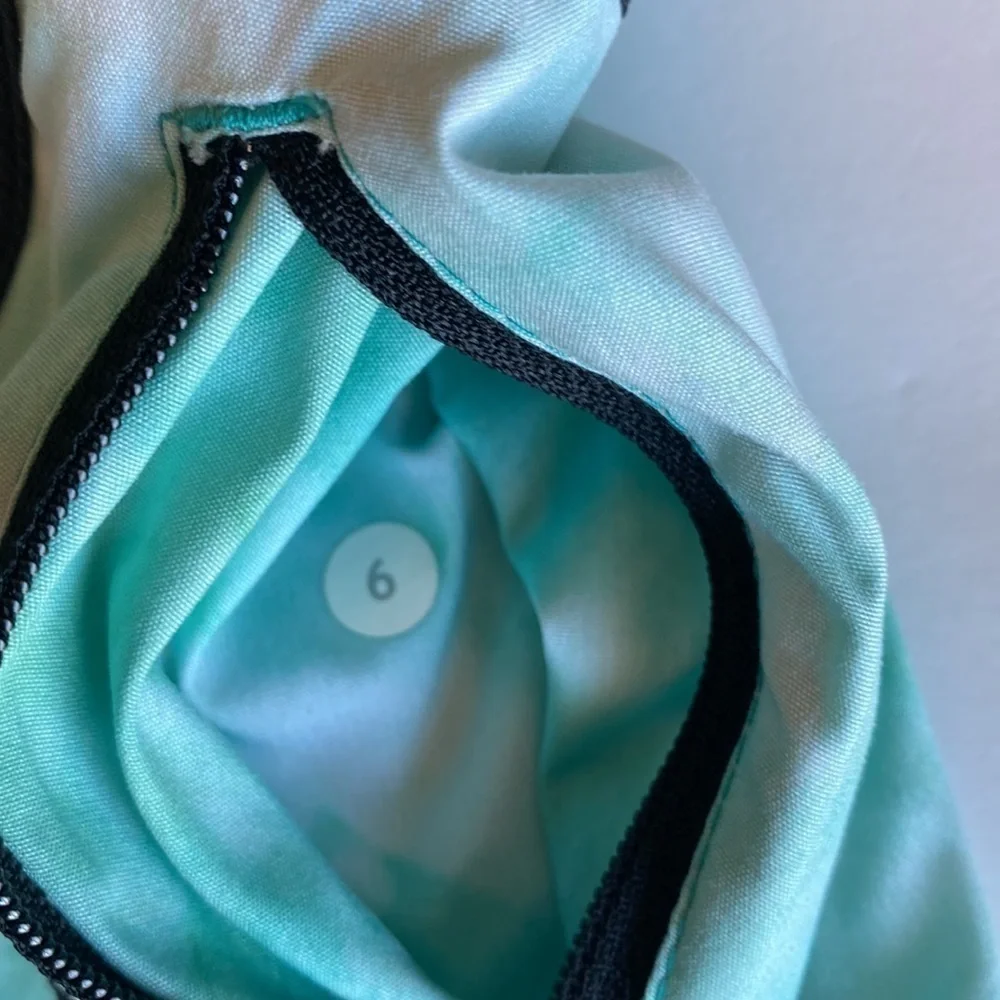 Lululemon Tracker short II Sz 6 lined EUC spray dye white blue tropics